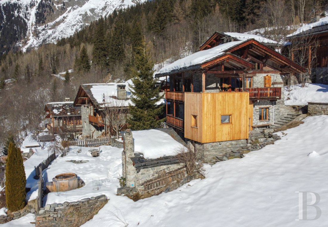 En Savoie, dans un hameau de la vallée de la Tarentaise, un grand chalet traditionnel rénové avec soin - photo  n°53